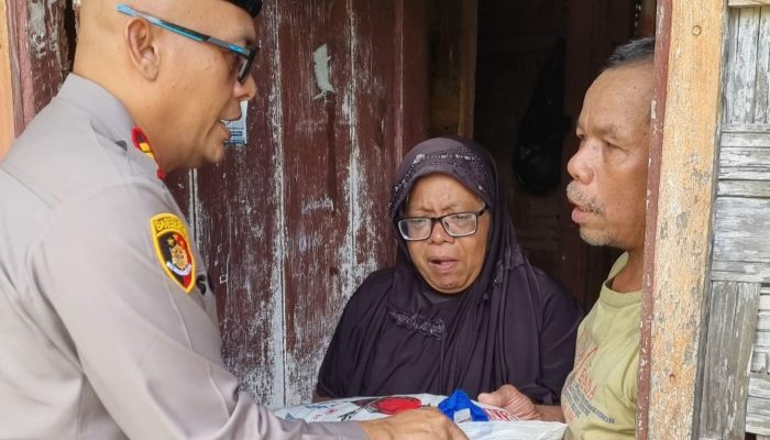 Gelar Jumat Barokah di Kecamatan Bandar, AKP Ibrahim Sopi Berikan Sembako pada Lansia