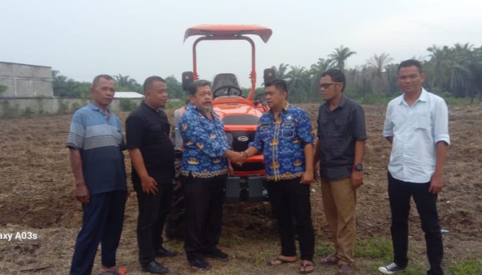 Kadis Pertanian dan Ketua DPD -TMI Labuhanbatu Serahkan Bantuan Traktor kepada Kelompok Tani