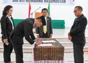 Serah Terima Jabatan Bupati Humbahas Oloan – Rebeka: Siap Melayani Masyarakat dengan sepenuh hati