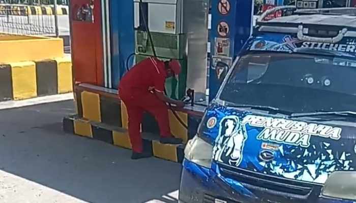 Diduga Salurkan BBM Subsidi Ilegal,  SPBU 14214221 Bulu Cina Terpantau Layani Mobil Pickup 