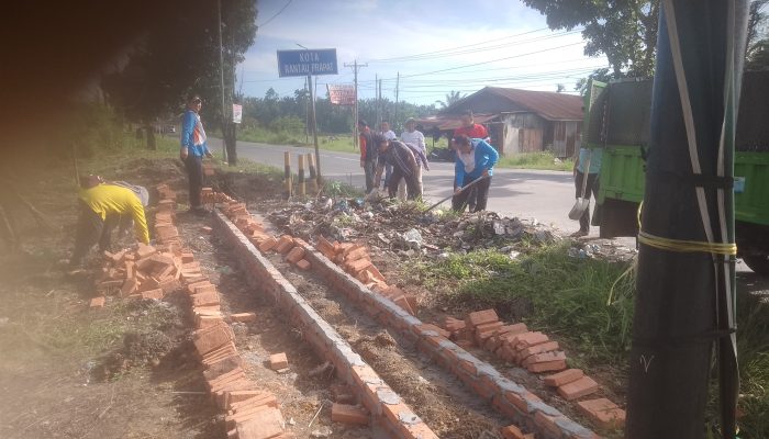 Lurah Ujung Bandar Turun Langsung dalam Kegiatan Jumat Bersih 
