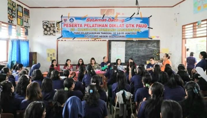 Bunda PAUD Ny Elma Oloan Nababan Tutup Pelatihan Diklat GTK PAUD Se-Kabupaten Humbahas