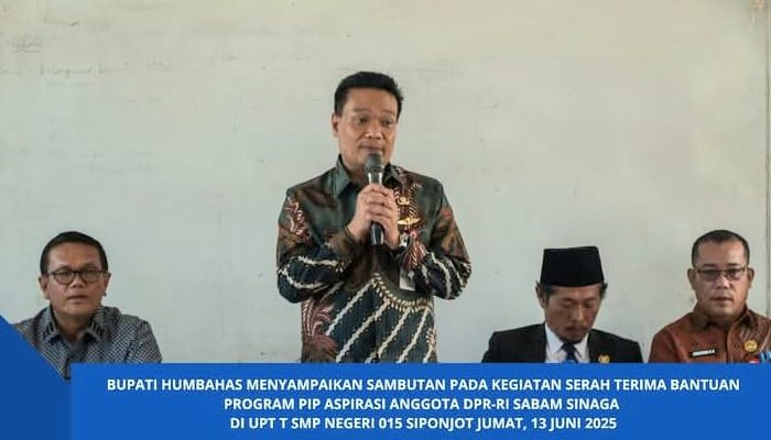 Anggota DPR RI Sabam Sinaga bersama Bupati dan Ketua DPRD Humbahas Serahkan PIP di UPT SMP N 015 Lintongnihuta