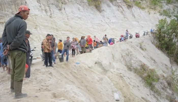Bupati Humbahas Tinjau Penanganan Longsor JUT di Lintongnihuta