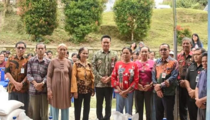Bupati Humbahas Serahkan Bantuan Beras Kepada Korban Longsor di Kecamatan Pakkat