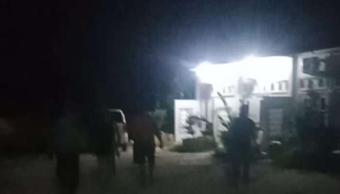 Warga Kampung Baru Geruduk Kos-Kosan Diduga Tempat Cewek Panggilan di Perumahan Rivaldi