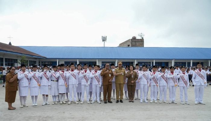 Hari Pertama Masuk Sekolah, Bupati Humbahas Pembina Upacara di UPT SMPN 001 Doloksanggul