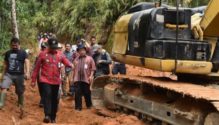 Melayani Tanpa Pamrih, Bupati Bersama DPRD Humbahas Tinjau Rehabilitasi Jalan di Sijamapolang