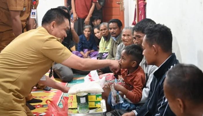 Bupati Serahkan Bantuan kepada Keluarga Korban Kebakaran di Desa Parsingguran II