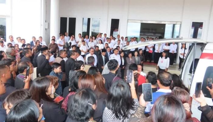 Bupati Humbahas Iringi Kepergian Drg Hasudungan Silaban dengan Penghormatan Terakhir