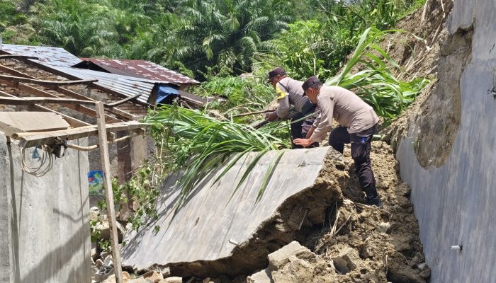 Sigap Tangani Longsor, Polsek Serbelawan Evakuasi 3 Rumah Warga 