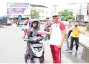 Kasat Narkoba Polres Labuhanbatu Berbagi Nasi Kotak di Jumat Berkah