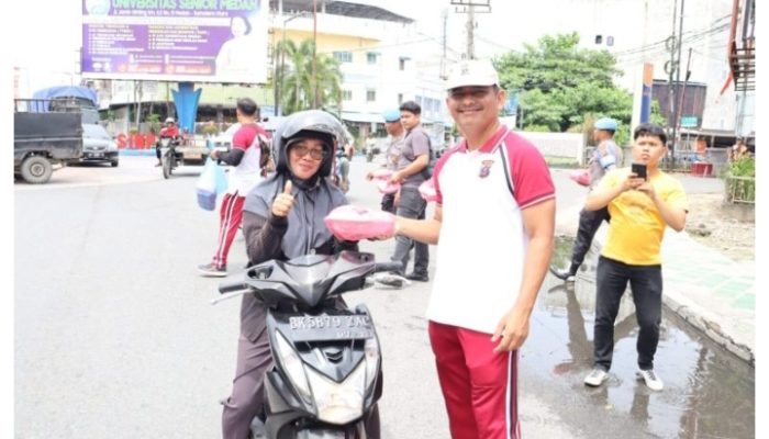 Kasat Narkoba Polres Labuhanbatu Berbagi Nasi Kotak di Jumat Berkah