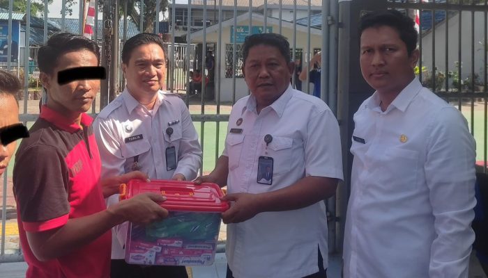 Langkah Nyata Lapas Humanis, Kalapas Tebing Tinggi Distribusikan Alat Mandi Bagi Warga Binaan