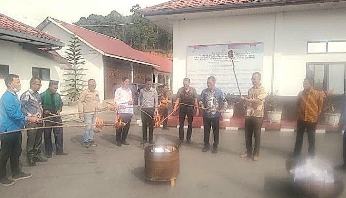 Kejari Humbahas Musnahkan 598 Barang Bukti dari 18 Perkara Tindak Pidana Umum