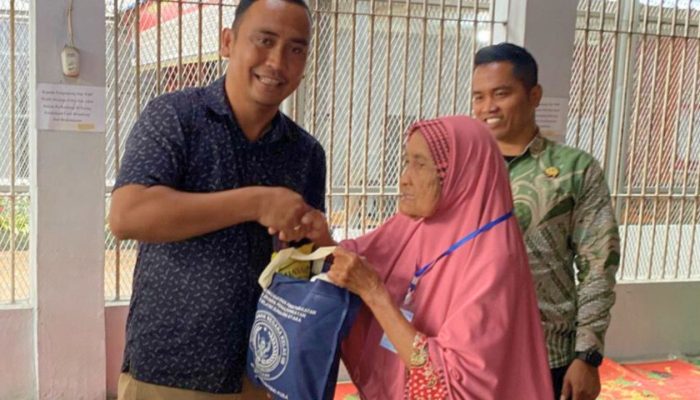 Jumat Berkah, Rutan Tanjung Pura Bagikan Bantuan Sosial Kepada Keluarga Warga Binaan