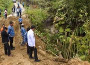 Bupati Humbang Hasundutan Tinjau Jalan Longsor Antar Dusun di Desa Sampetua