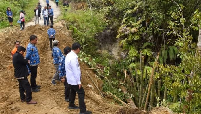 Bupati Humbang Hasundutan Tinjau Jalan Longsor Antar Dusun di Desa Sampetua