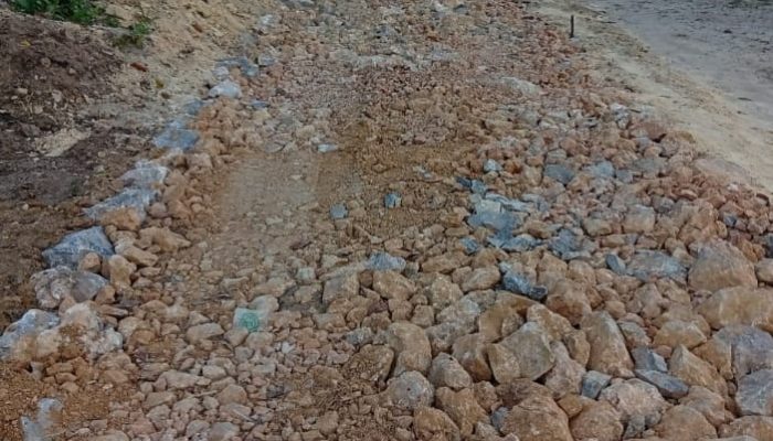 Parah, Perkerasan Jalan dari Dana Desa Diduga Dikerjakan Asal Jadi berada di Desa Parsingguran 1