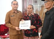 Bupati Humbahas Serahkan Bantuan Sosial Bimbingan Sosial dan Usaha Ekonomi Produktif (UEP)