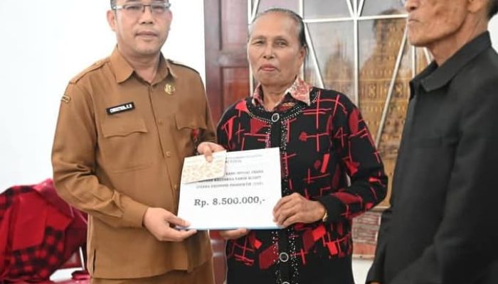 Bupati Humbahas Serahkan Bantuan Sosial Bimbingan Sosial dan Usaha Ekonomi Produktif (UEP)