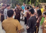 Turut Merasakan Penderitaan Korban Longsor di Pakkat, Kejaksaan Negeri Humbahas Beserta Staff Bagikan Bantuan kepada Korban Longsor