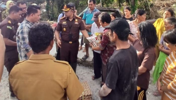 Turut Merasakan Penderitaan Korban Longsor di Pakkat, Kejaksaan Negeri Humbahas Beserta Staff Bagikan Bantuan kepada Korban Longsor