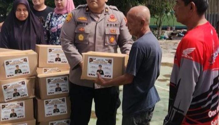 Lagi, Polda Maluku Bantu 100 Paket Sembako buat Warga Kelurahan Besar