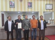 Bupati Humbahas bersama Wakil Menteri ATR/BPN serahkan SHM saat Kunjungan Kerja di Humbahas