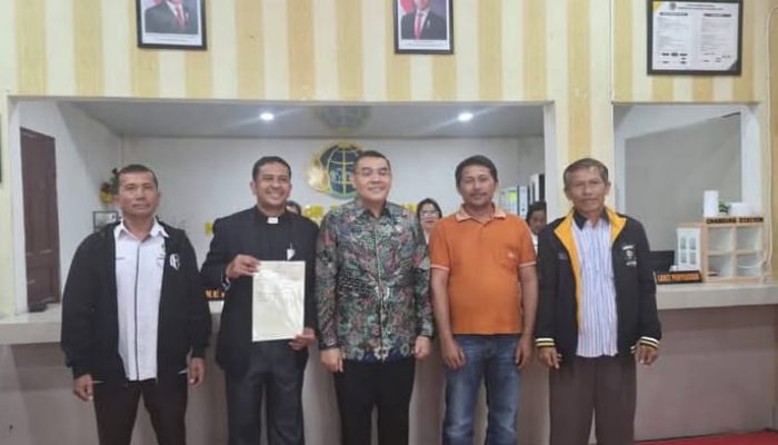 Bupati Humbahas bersama Wakil Menteri ATR/BPN serahkan SHM saat Kunjungan Kerja di Humbahas