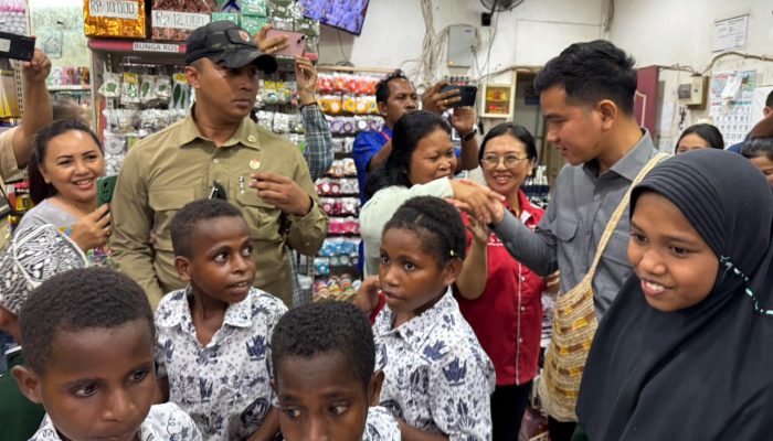 Hadirkan Semangat Belajar, Wapres Gibran Belanja Alat Tulis Bersama Anak Yatim di Timika