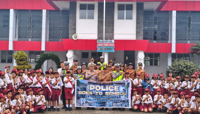 Kanit Gakkum Lantas Polres Simalungun Edukasi Siswa Lewat Program Police Goes to School di SD Plus Raya