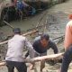 Nahas! Warga Hanyut Saat Menyeberangi Jembatan Bambu Menuju Ladang, Kapolsek Banuara Manurung Pimpin Operasi Pencarian