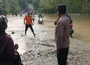 Polsek Bosar Maligas Sigap Bantu Evakuasi dan Salurkan Bansos bagi Korban Banjir