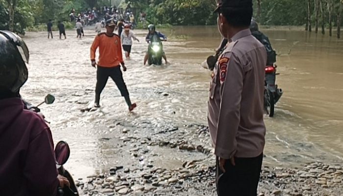 Polsek Bosar Maligas Sigap Bantu Evakuasi dan Salurkan Bansos bagi Korban Banjir