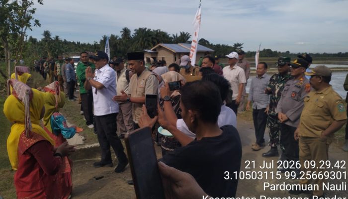 Dukung Ketahanan Pangan, Kapolsek Bandar Huluan Hadiri Gerakan Tanam Padi Serentak di Nagori Kandangan