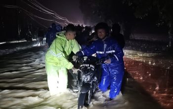 Luapan Sungai Sikam Rendam 150 Rumah, Polsek Dolok Batu Nanggar Bergerak Cepat Bantu Evakuasi Warga