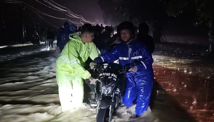 Luapan Sungai Sikam Rendam 150 Rumah, Polsek Dolok Batu Nanggar Bergerak Cepat Bantu Evakuasi Warga