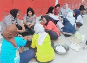 Polwan Turun ke Dapur Umum, Personel Samapta Distribusikan Air Bersih bagi Korban Banjir Bandang Dolok Batu Nanggar