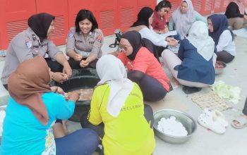 Polwan Turun ke Dapur Umum, Personel Samapta Distribusikan Air Bersih bagi Korban Banjir Bandang Dolok Batu Nanggar