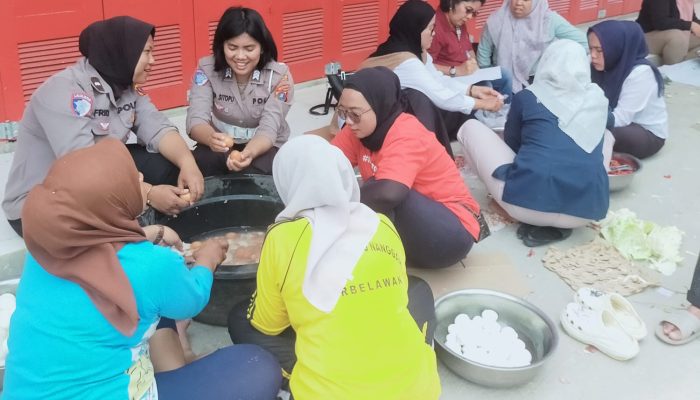 Polwan Turun ke Dapur Umum, Personel Samapta Distribusikan Air Bersih bagi Korban Banjir Bandang Dolok Batu Nanggar