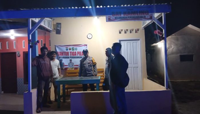 Cegah Gangguan Kamtibmas, Bhabinkamtibmas Polsek Bandar Huluan Rutin Cek Pos Kamling Malam Hari