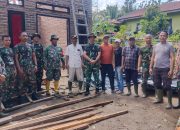 Polsek Dolok Batunanggar Bersama Koramil Gotong Royong Perbaiki Rumah Korban Angin Puting Beliung