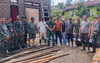 Polsek Dolok Batunanggar Bersama Koramil Gotong Royong Perbaiki Rumah Korban Angin Puting Beliung