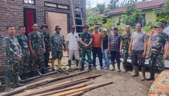 Polsek Dolok Batunanggar Bersama Koramil Gotong Royong Perbaiki Rumah Korban Angin Puting Beliung