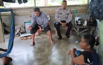 Bhabinkamtibmas Silou Kahean Dampingi Guru, Bujuk Dua Murid SD Kembali Bersekolah