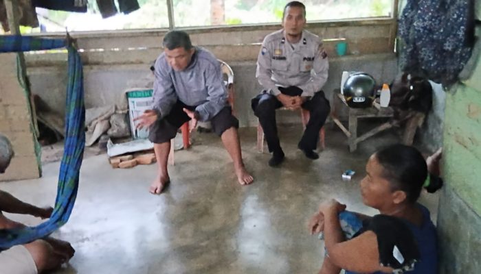 Bhabinkamtibmas Silou Kahean Dampingi Guru, Bujuk Dua Murid SD Kembali Bersekolah