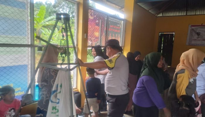 Bhabinkamtibmas Bosar Maligas Pantau Posyandu, Dukung Program Gizi Bumil dan Balita di Nagori Tinjowan