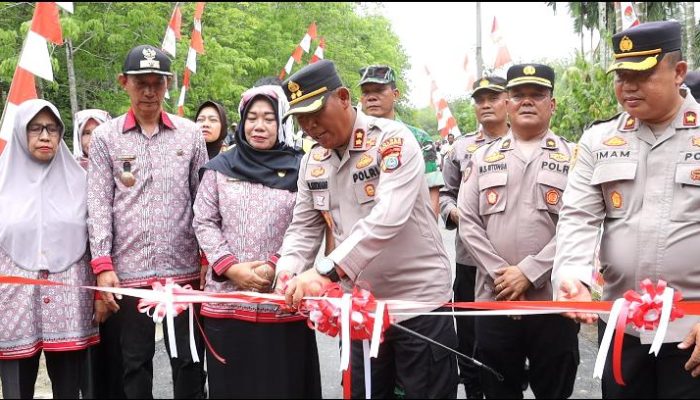 Kapolres Simalungun Resmikan Jembatan Merah Putih di Naga Dolok, Bansos untuk Lansia Turut Disalurkan