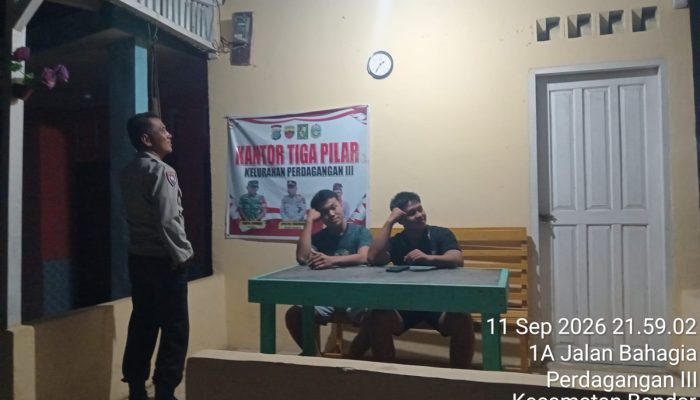 Pastikan Lingkungan Aman, Polsek Bandar Huluan Sambangi Satkamling Perdagangan III
